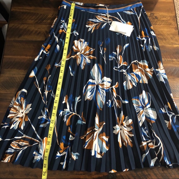 Hugo Boss Viplisa Skirt as worn by Queen Letizia - Picture 7 of 8